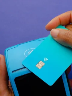 Someone using the Discover it Cash Back credit card.