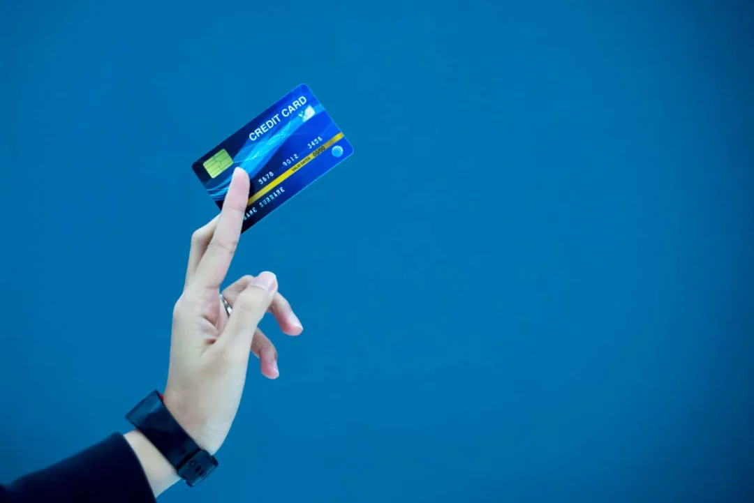 Someone holding a Discover it Balance Transfer Credit Card.