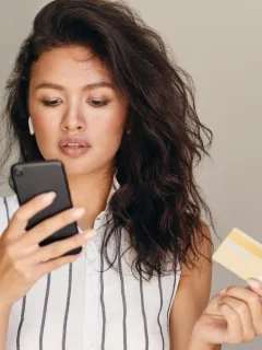 A girl using her Delta SkyMiles Gold American Express Credit Card.