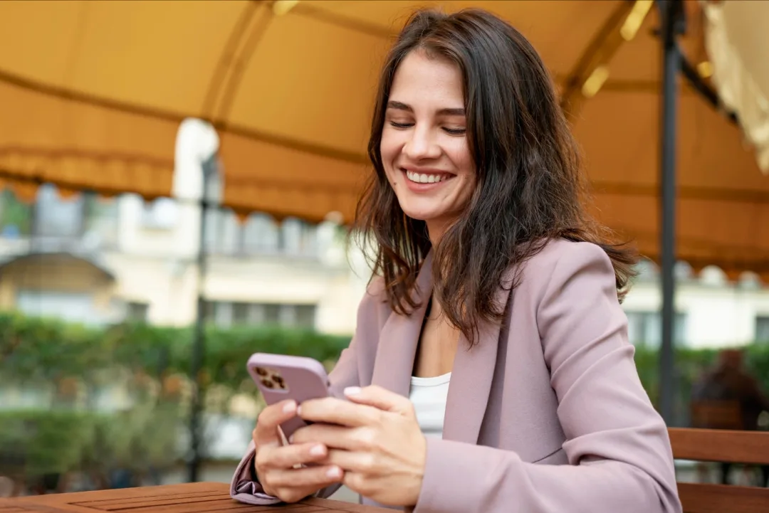 Woman using the Apps Buy Now, Pay Later.