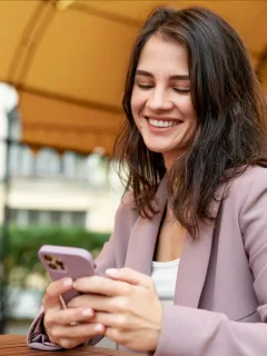 Woman using the Apps Buy Now, Pay Later.