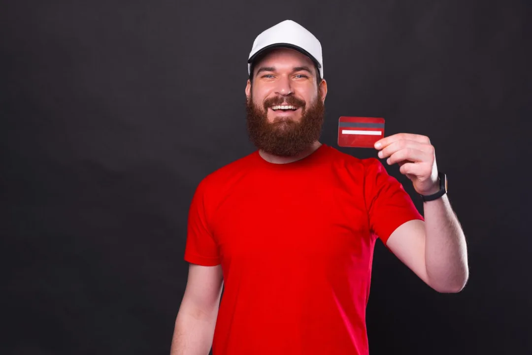 A man holding his Fit Platinum Mastercard.