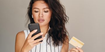 A girl using her Delta SkyMiles Gold American Express Credit Card.