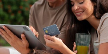 A woman learning about the Credit Card APR.