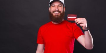 A man holding his Fit Platinum Mastercard.